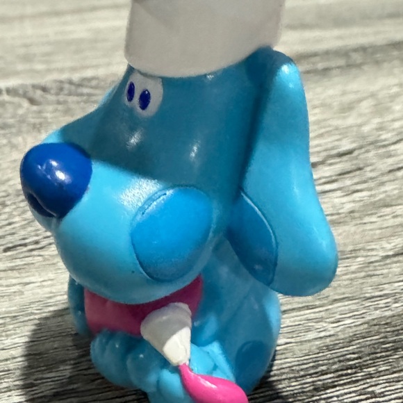 Nick Jr: Blues Clues with Chef Hat & Icing (1999)  - Vintage PVC Cake Topper - Picture 7 of 9
